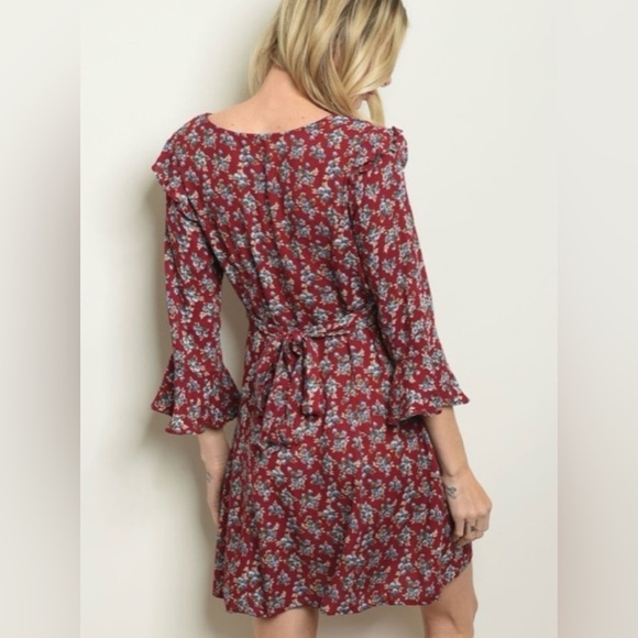 Le Lis Fun & Flirty Floral Woman’s Dress Size Small 3/4 Sleeve Deep V Neck - Picture 3 of 6